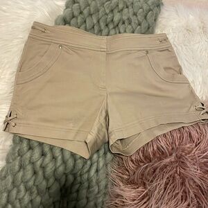 Cache Tan size 4 Shorts 🤎